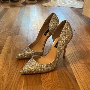 Women’s silver aqua pumps